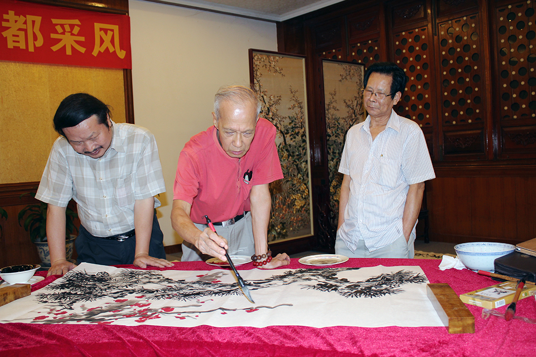 向采风团介绍有关情况书画家林仲伟在花山小镇现场挥毫中国书协理事