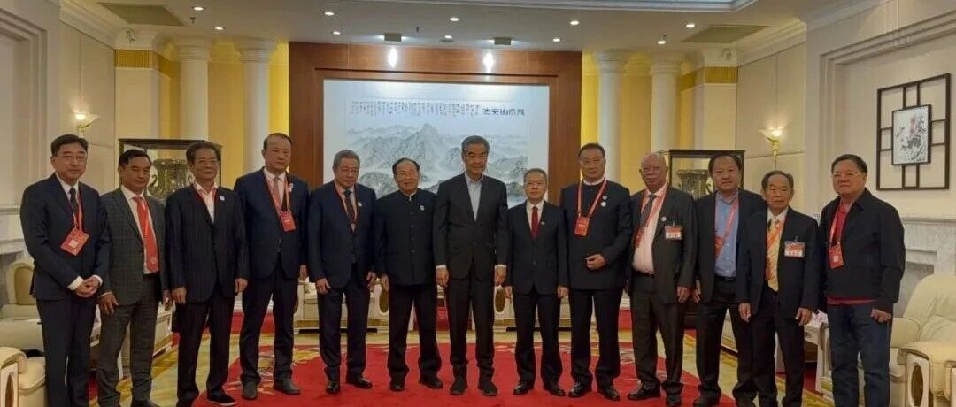 陈才雄会长与全国政协副主席梁振英在第二十三届国际潮团联谊年会期间座谈交流